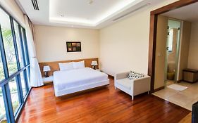 Deluxe Ocean Villa Along The Beach